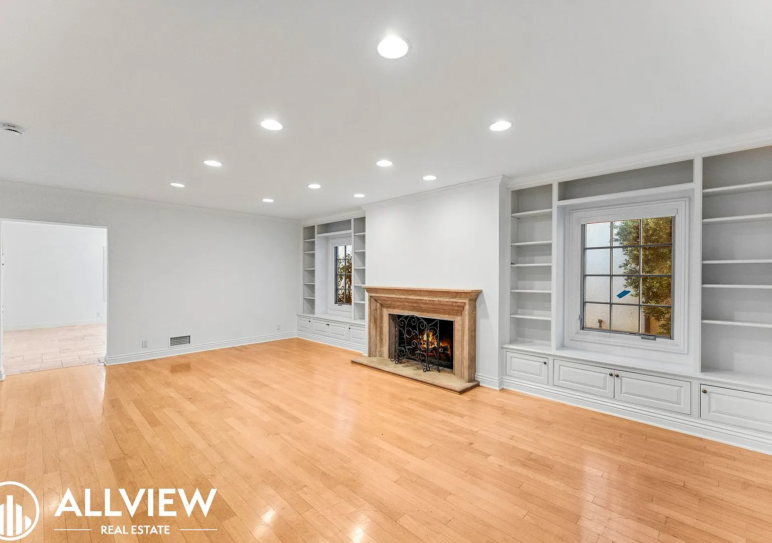 Spacious 3-Bedroom Lido Residence with Rooftop Deck | Moments from the Harbor — Photo 2