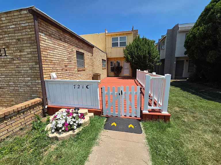 721 Laurelwood Dr #C — Photo 1