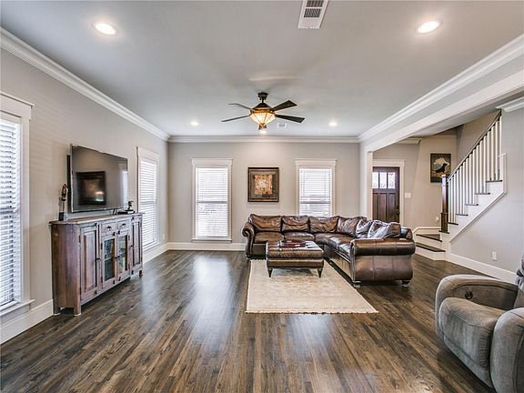 2nd image of 2711 Mount View Dr