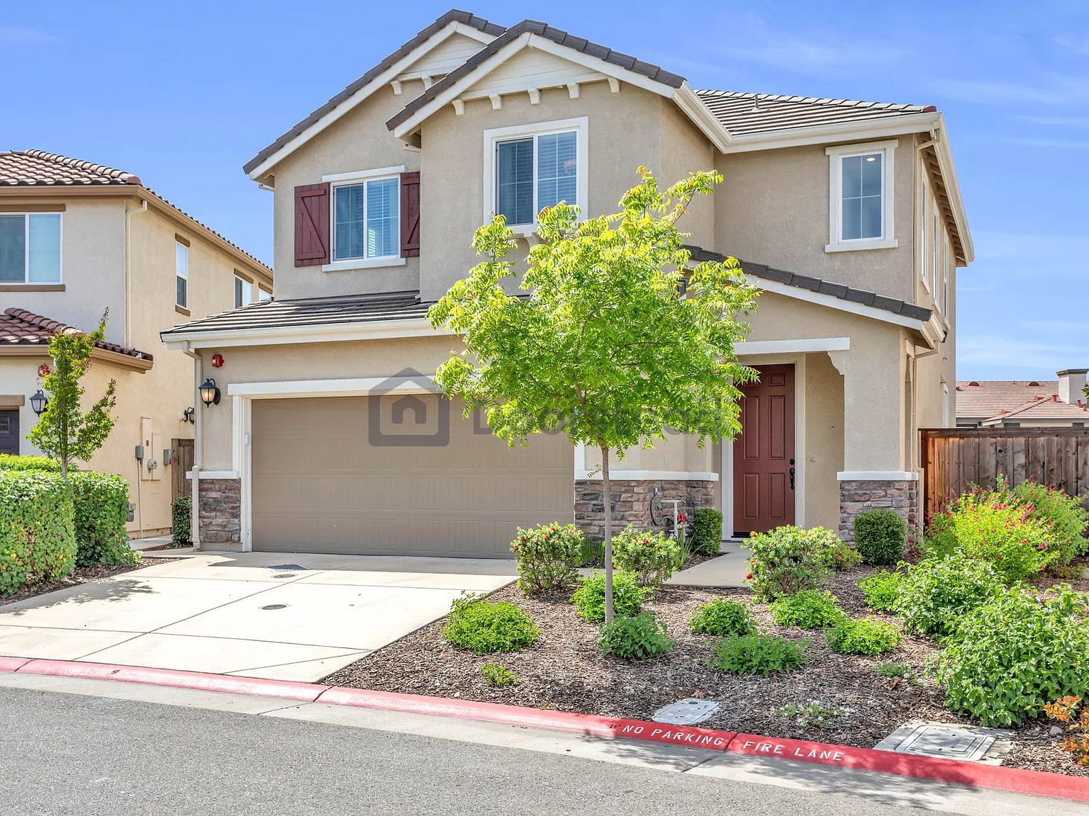 3 bed, 2.5 bath, 1816 sqft, $3,150 — Photo 2