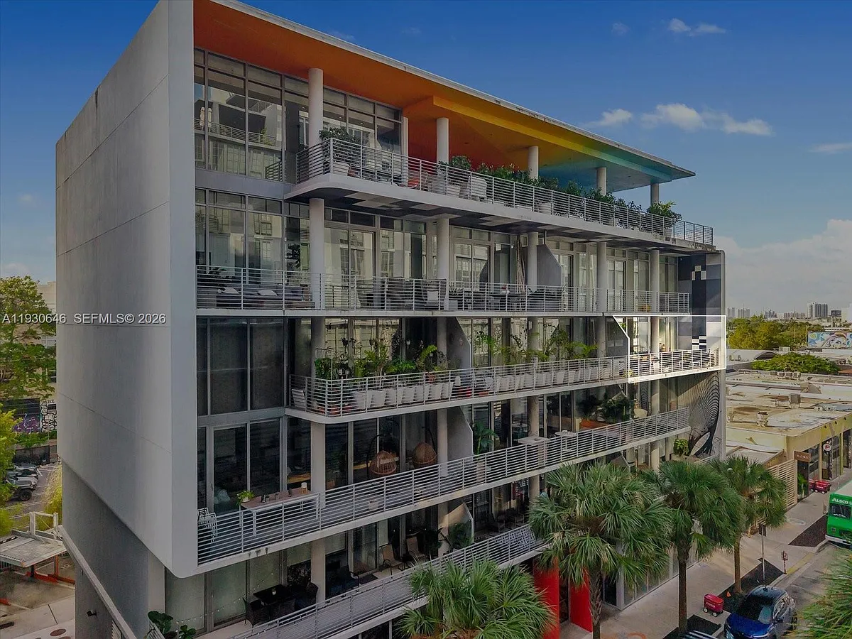 Building Photo - 250 NW 24th St #4A
