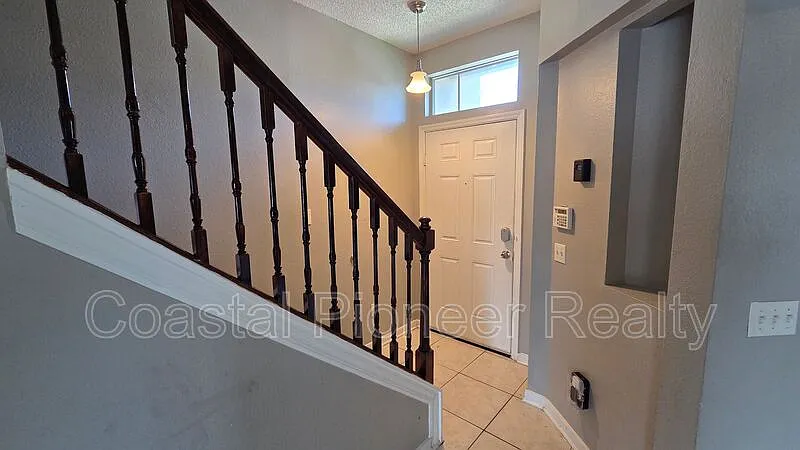 3 bed, 2.5 bath, 1192 sqft, $2,000 — Photo 2