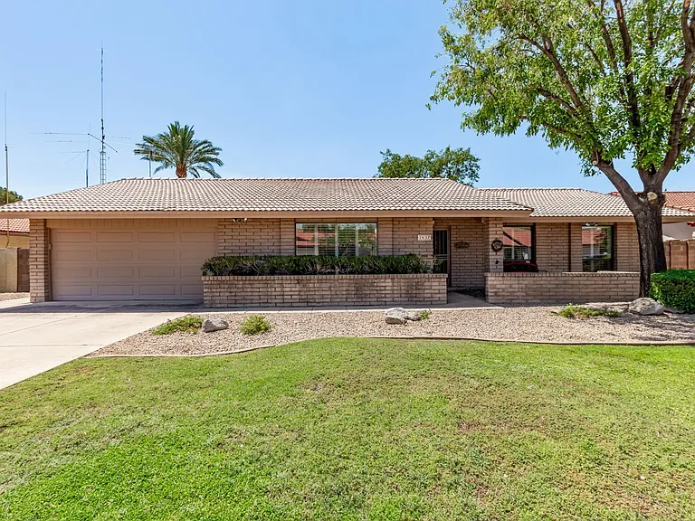 2637 E Sierra St — Photo 2
