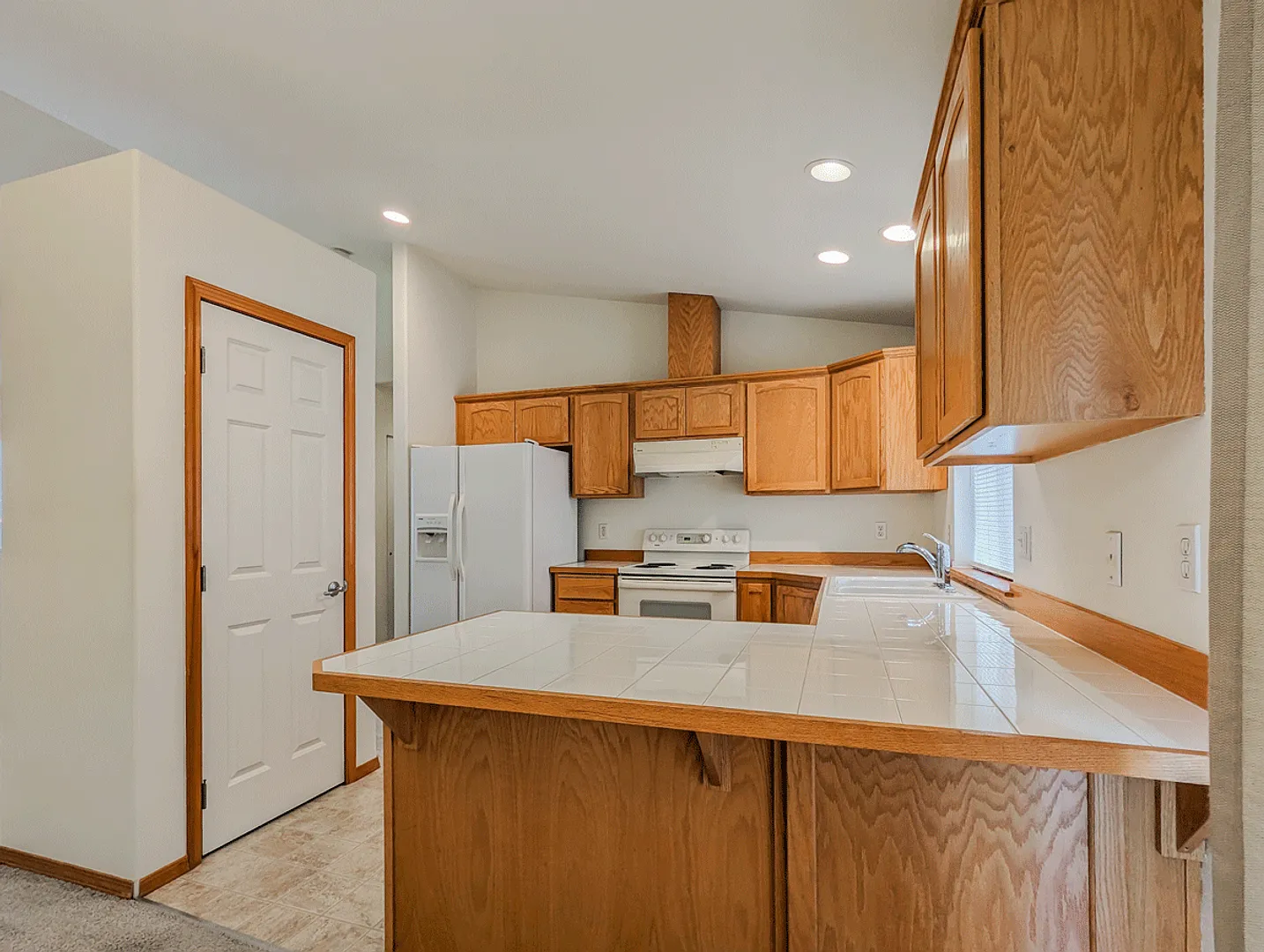 **Move-In Special** Move in ready 5 bed, 3 bath home w/ fenced backyard! — Photo 2