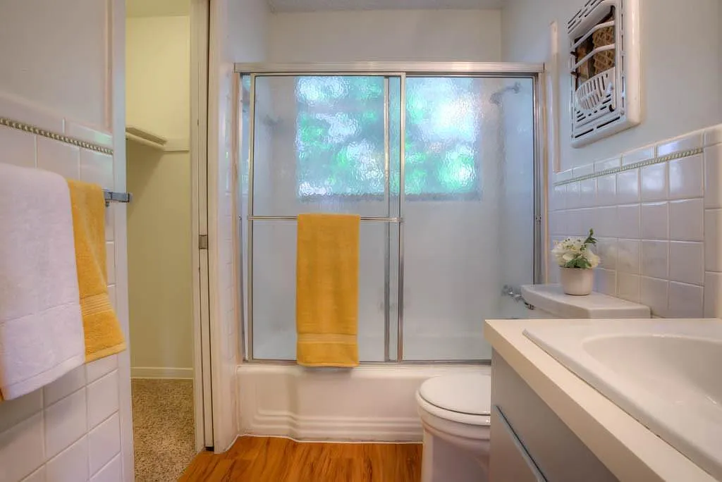 1 bed, 1.0 bath, 438 sqft, $900 — Photo 2