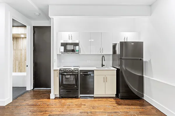 Rented by Safdie Realty Group | media 21