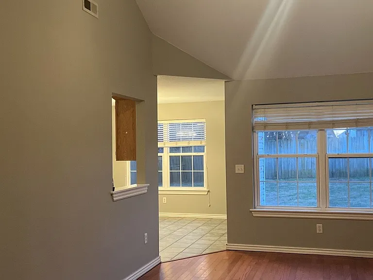 2607 SW 10th St — Photo 5