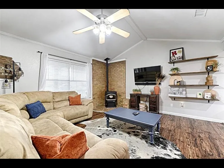 2101 Lisa Cir — Photo 2
