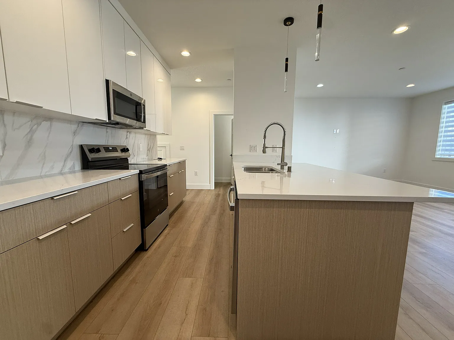 3 bed, 2.5 bath, 1690 sqft, $2,925 — Photo 4