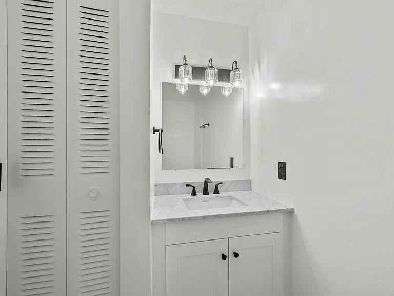 Canterbury Place Apartments — Photo 2
