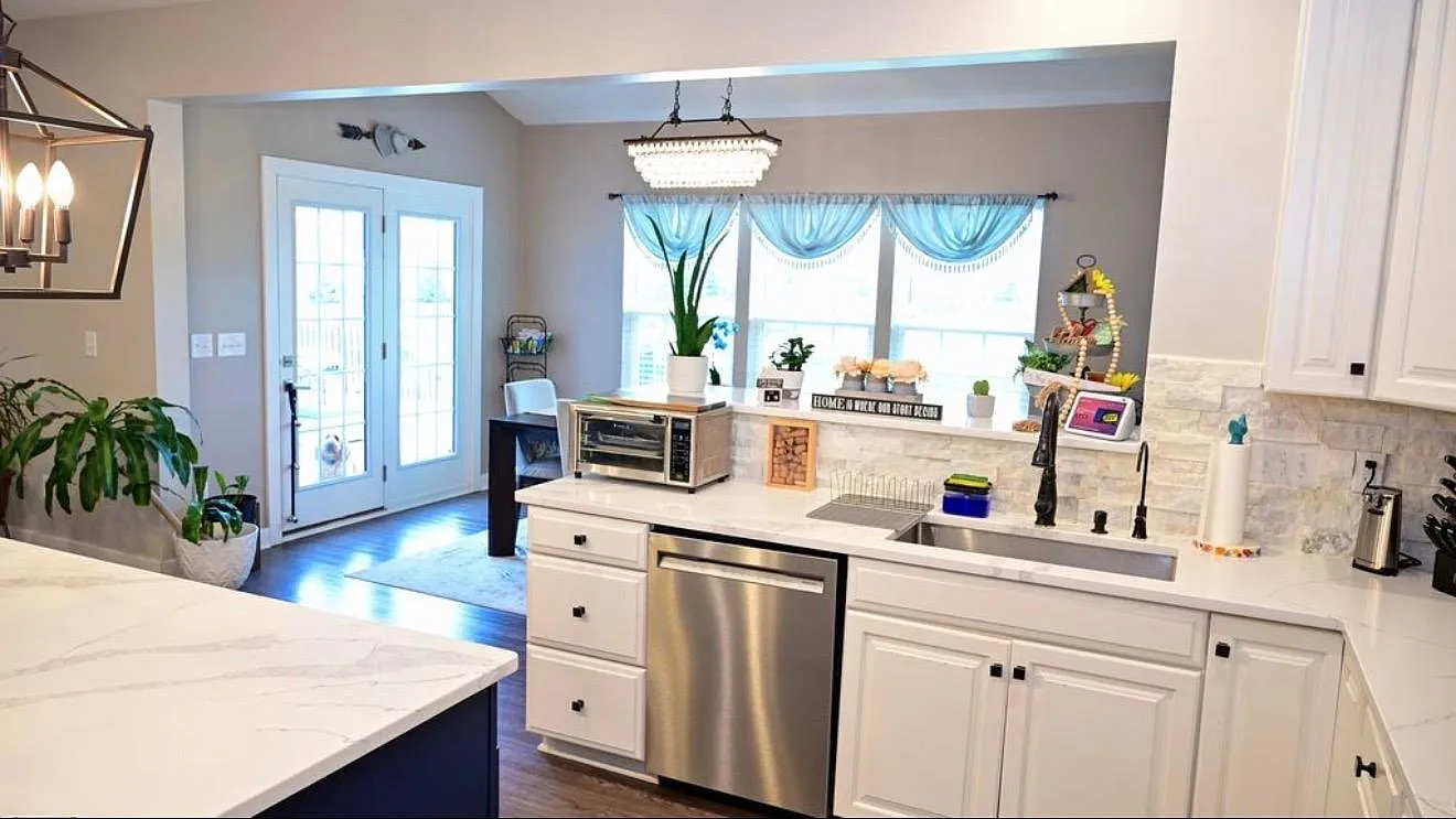 7 bed, 4686 sqft, $3,800 — Photo 2