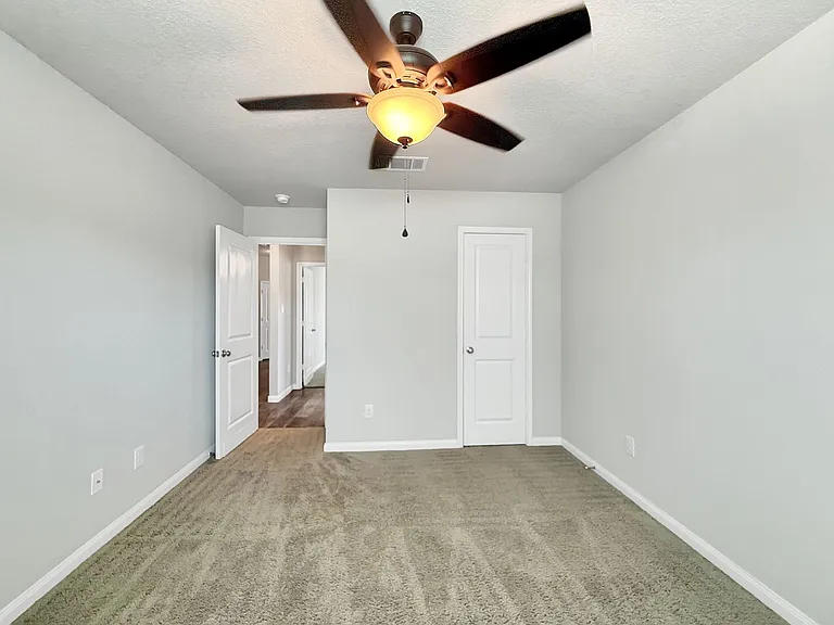 401 Utica Way — Photo 23