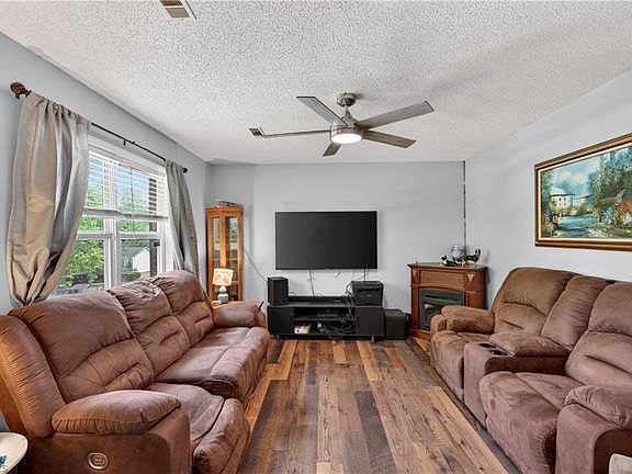 4th image of 270 Weisner St