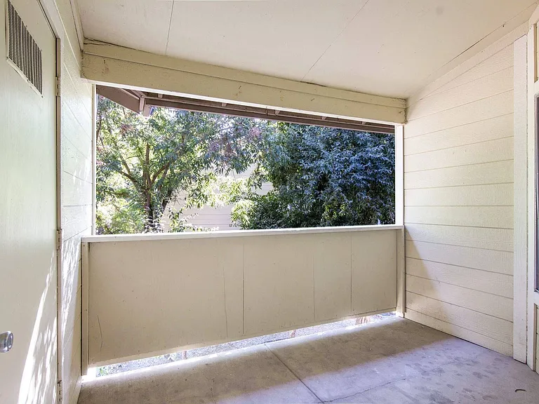 2x2 Balcony