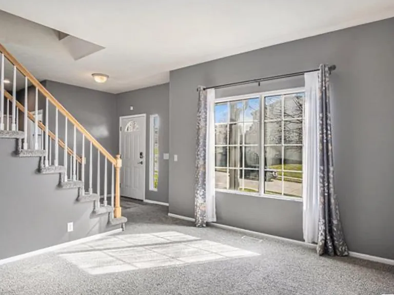 1104 Valleyview Dr — Photo 2