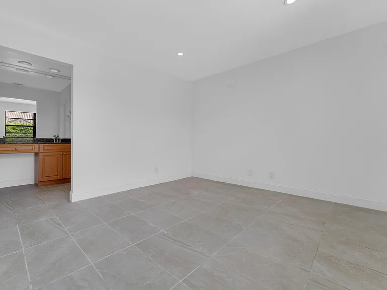 10084 Camelback Ln — Photo 12