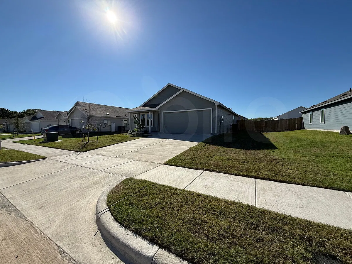 3 bed, 2.0 bath, 1474 sqft, $1,999 — Photo 2