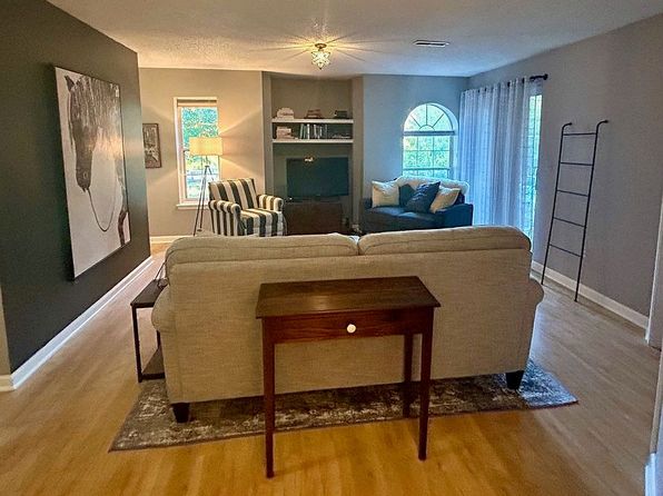 200 Fox Hollow Dr APT 104