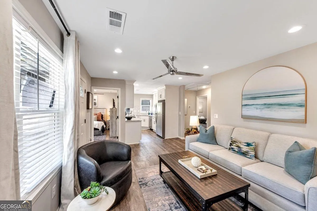 3 bed, 2.0 bath, 1100 sqft, $4,800 — Photo 4