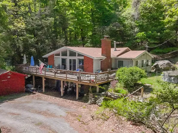 240 W Shore Dr, Hawley, PA 18428