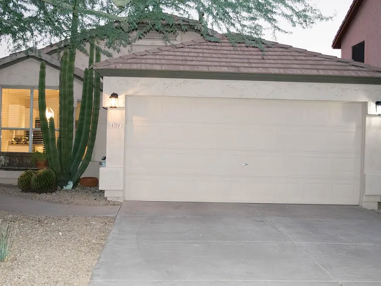 4709 E Abraham Ln — Photo 1