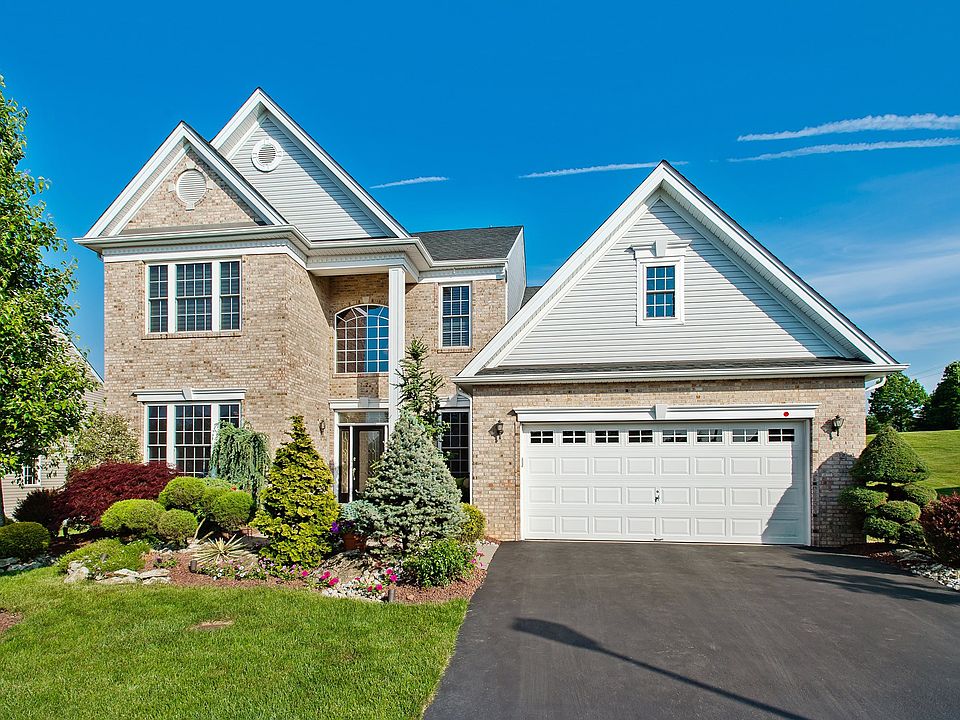 Stunning Bayhill on Cul-de-Sac and Golf Course!