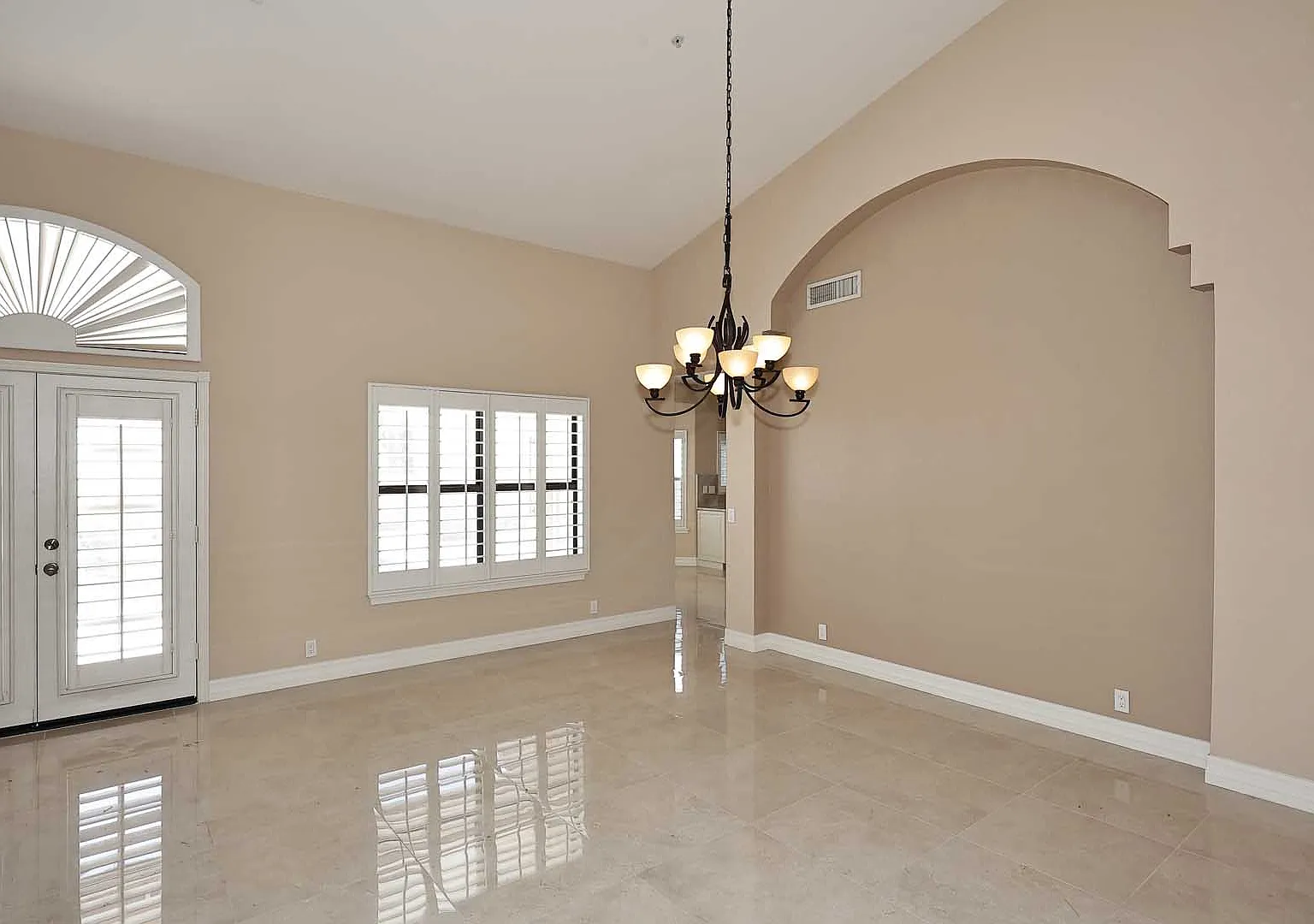 4 bed, 2.5 bath, 2837 sqft, $5,755 — Photo 4