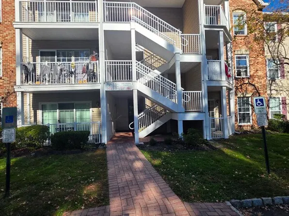 102 Chambord Ct, Hamilton, NJ 08619