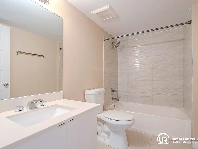2400 NE 26th St #8 — Photo 14