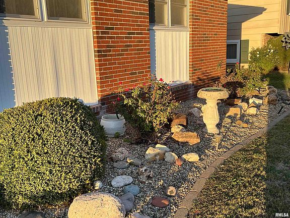 3rd image of 522 W Oak St