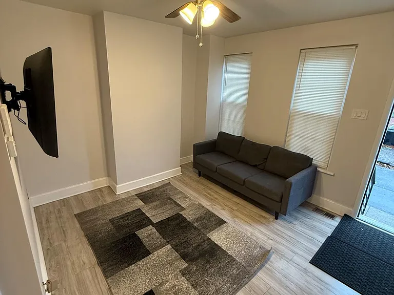2040 N Darien St — Photo 6