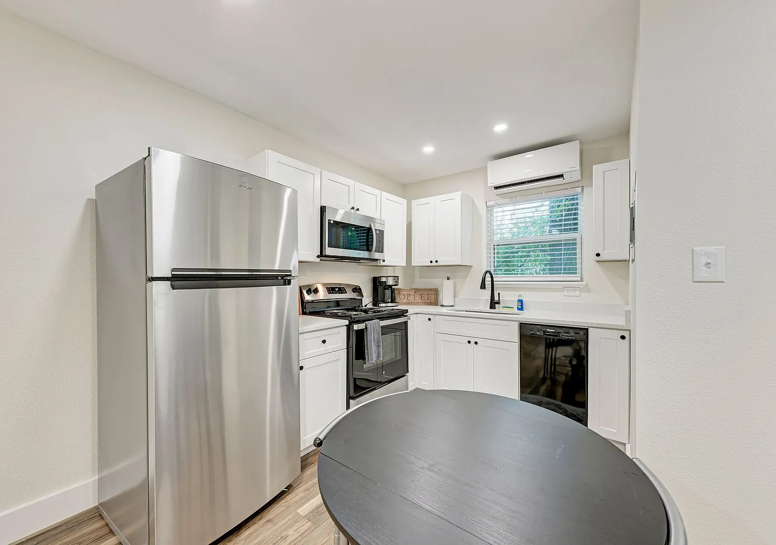 For Lease Fully Furnished Studio Near UT — Photo 4