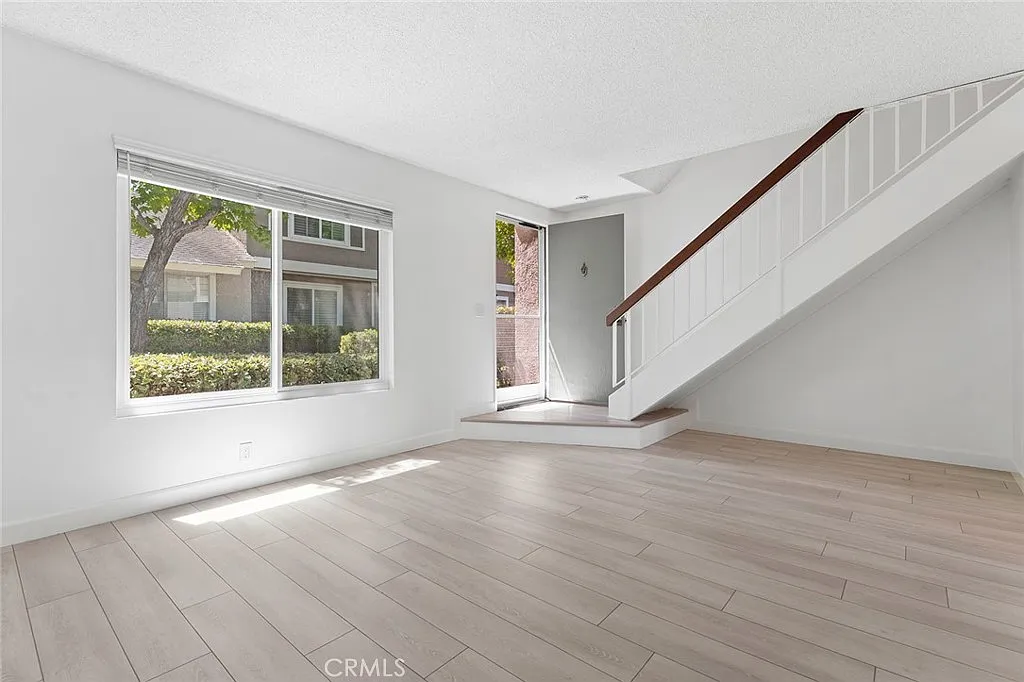 2 bed, 1.5 bath, 1037 sqft, $3,895 — Photo 2