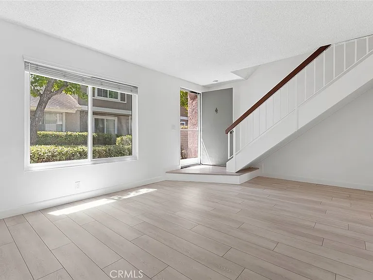 17 Hollowglen — Photo 2