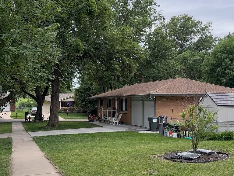 1121 Driftwood Dr — Photo 2