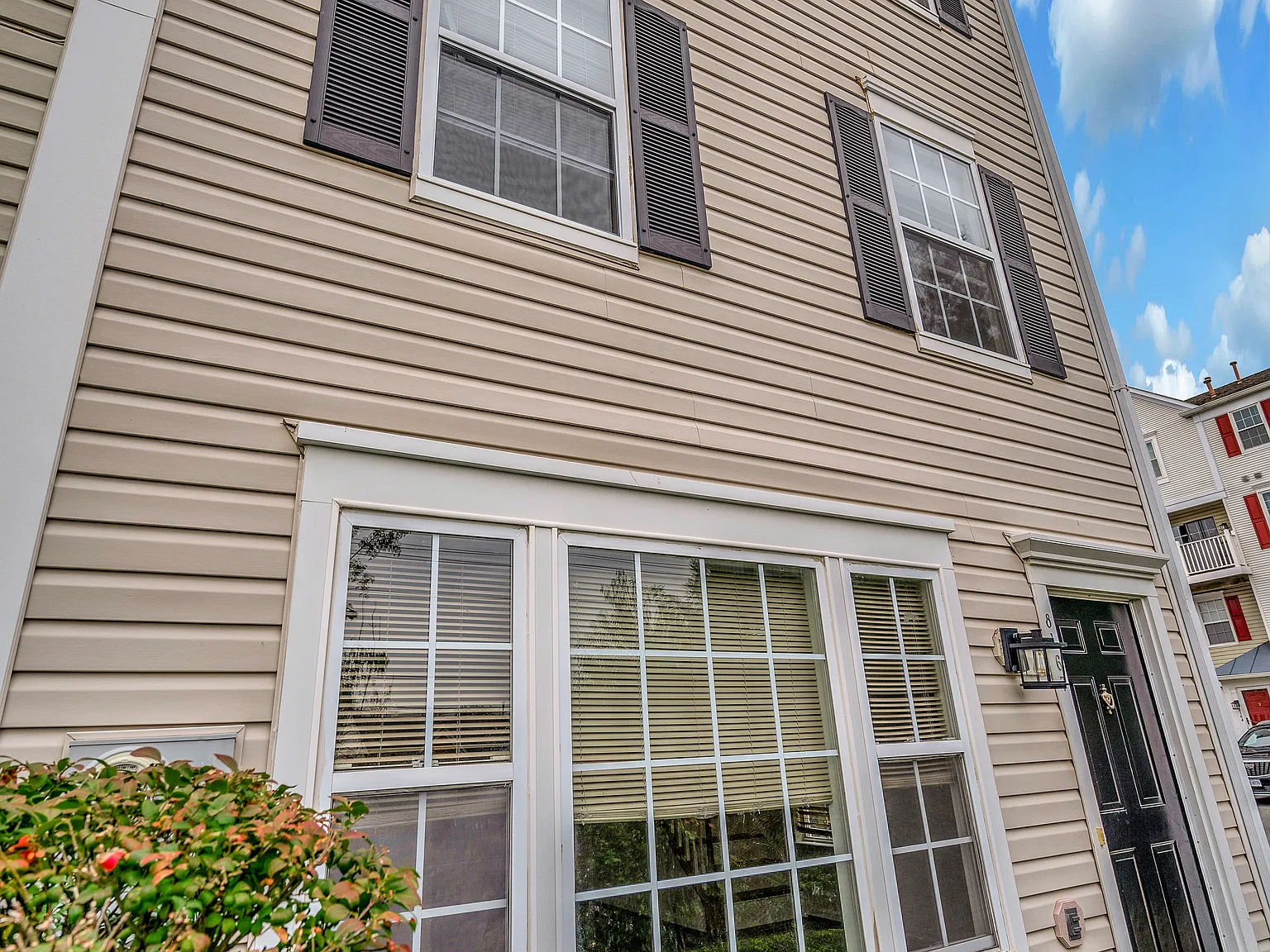 3 bed, 1100 sqft, $2,550 — Photo 2