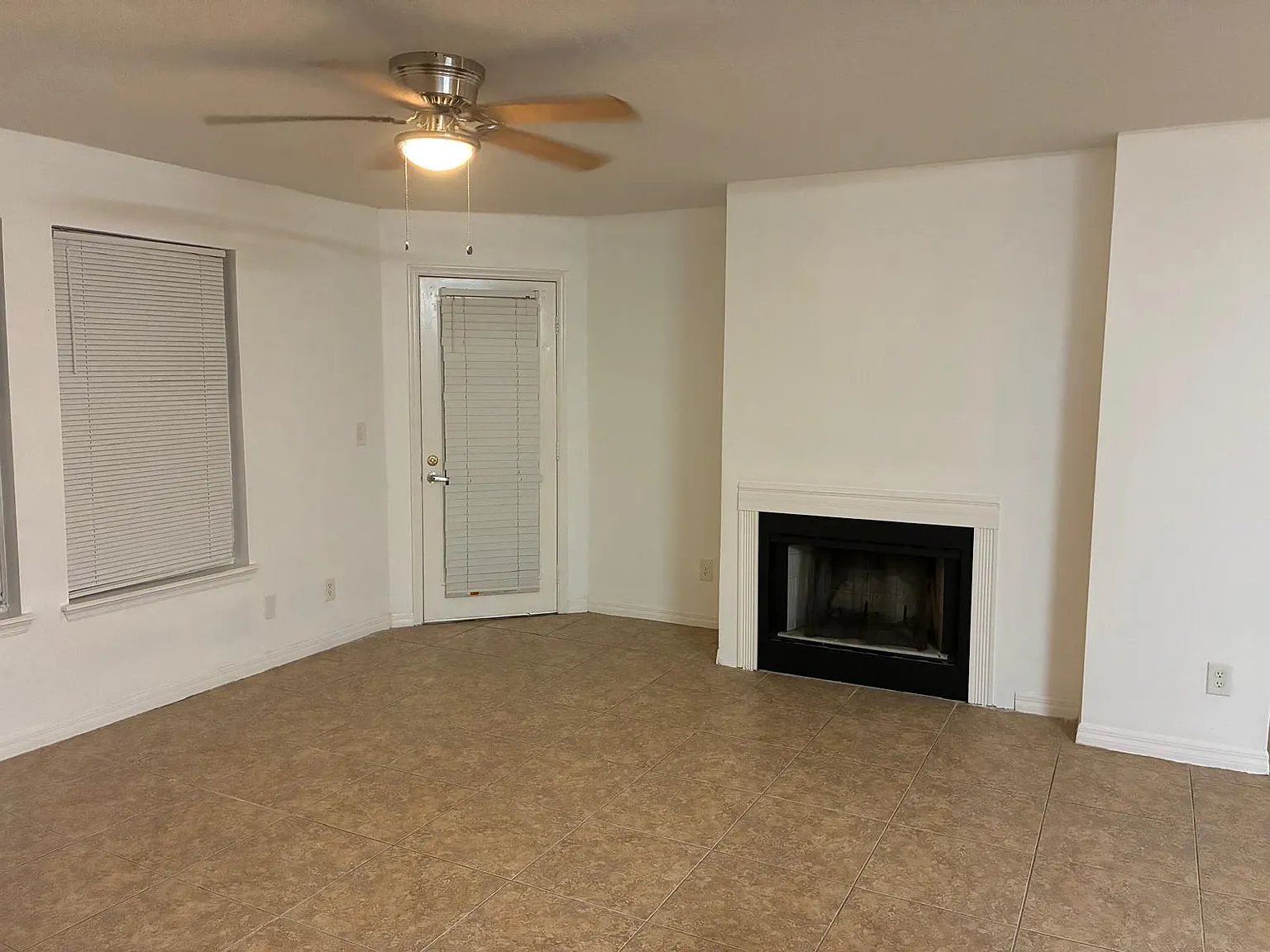 2 bed, 991 sqft, $1,600 — Photo 2