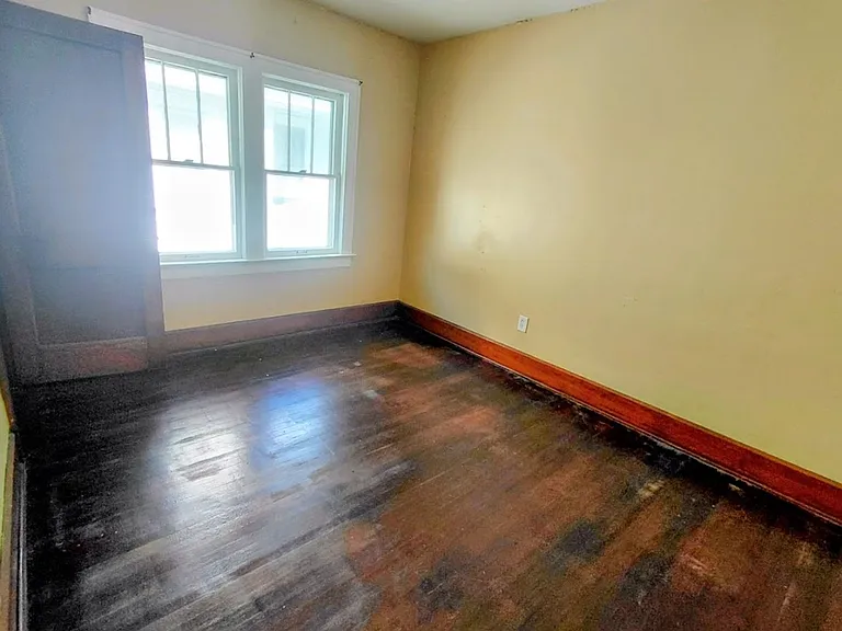 674 Thayer St — Photo 9