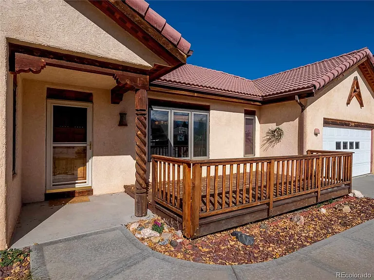 244 Mesa Ct — Photo 3