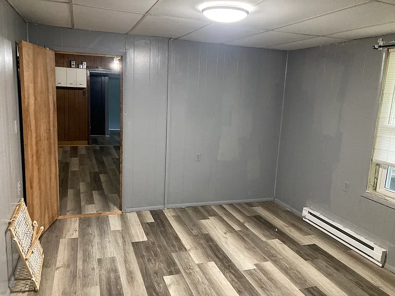 2nd bedrooms facing the kitchen!