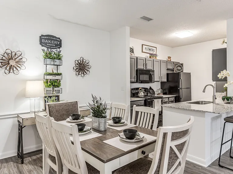 2BD, 2BA - 1150SF - Dining Area
