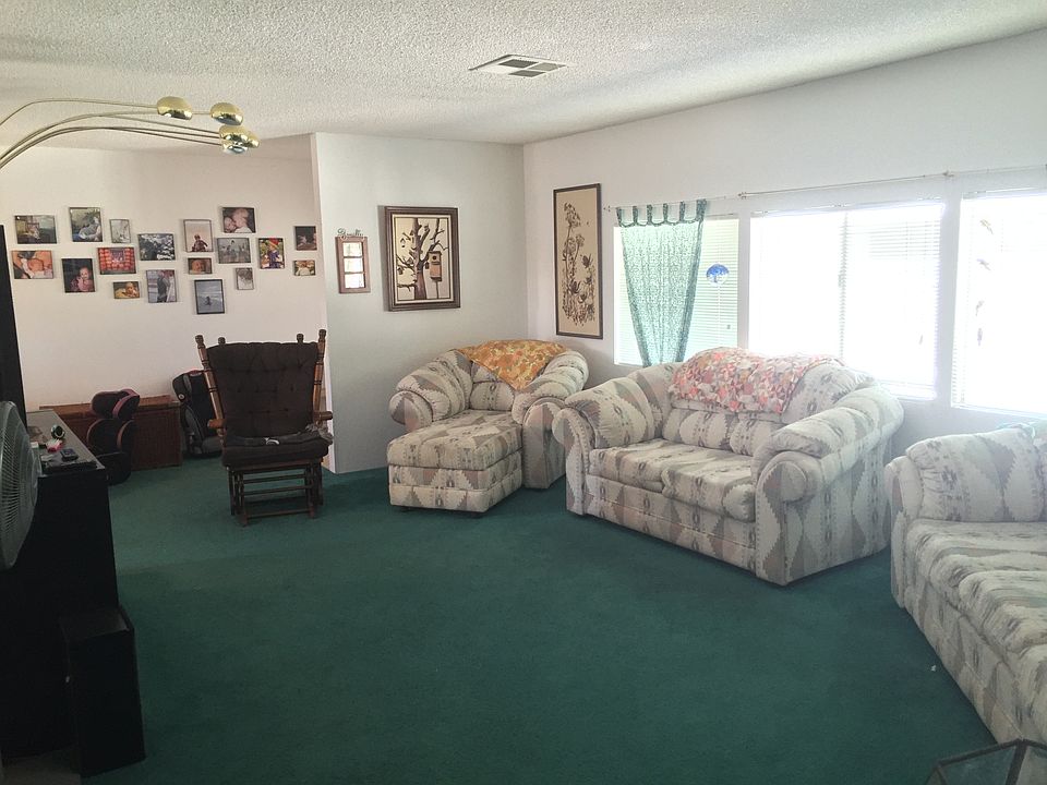 Spacious living room 