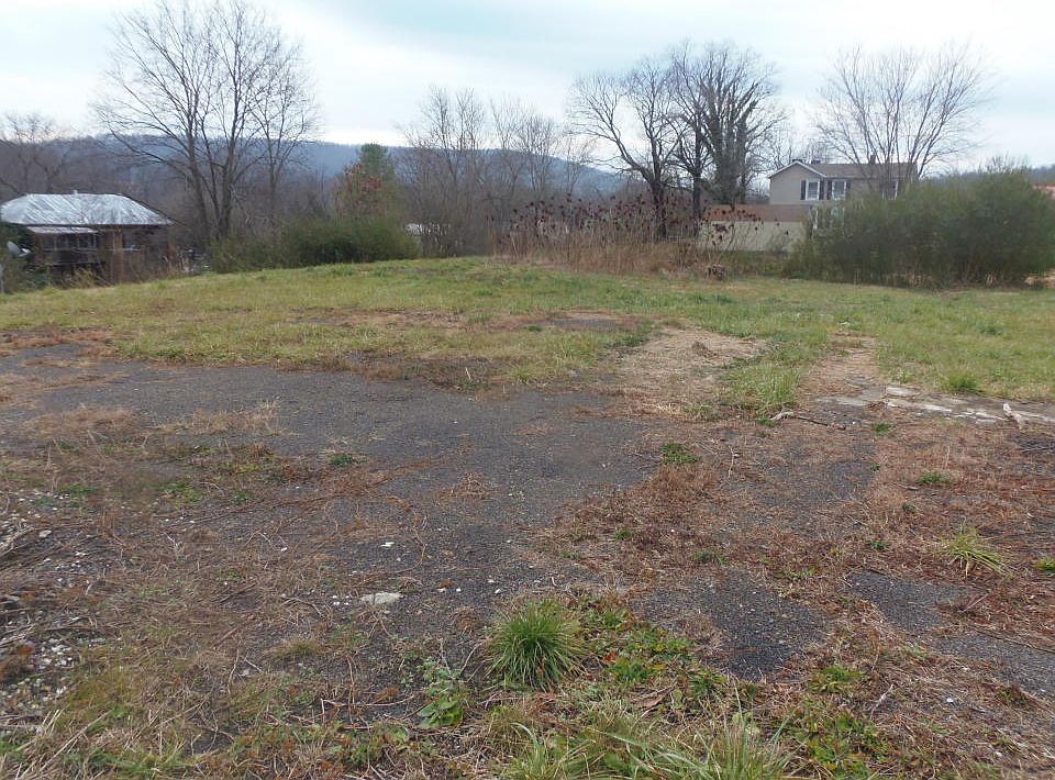 2nd image of 176 Main St