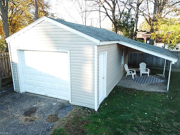 2nd image of 1031 Broadway St E