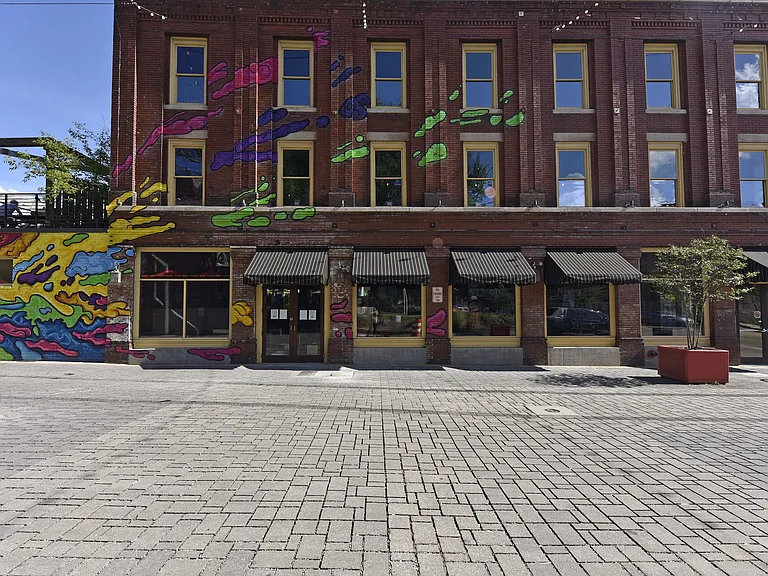 Local shops & restaurants just around the corner!