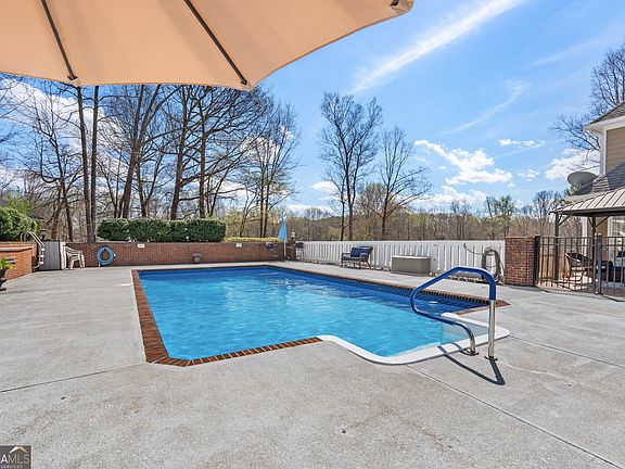 4th image of 34 Hickory Gln