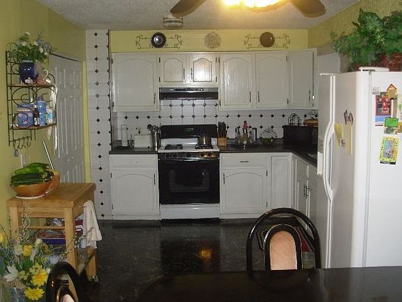 Eat-in kitchen with updated appliances