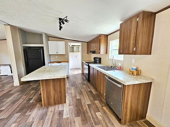 4th image of 1032 Reeves Rd