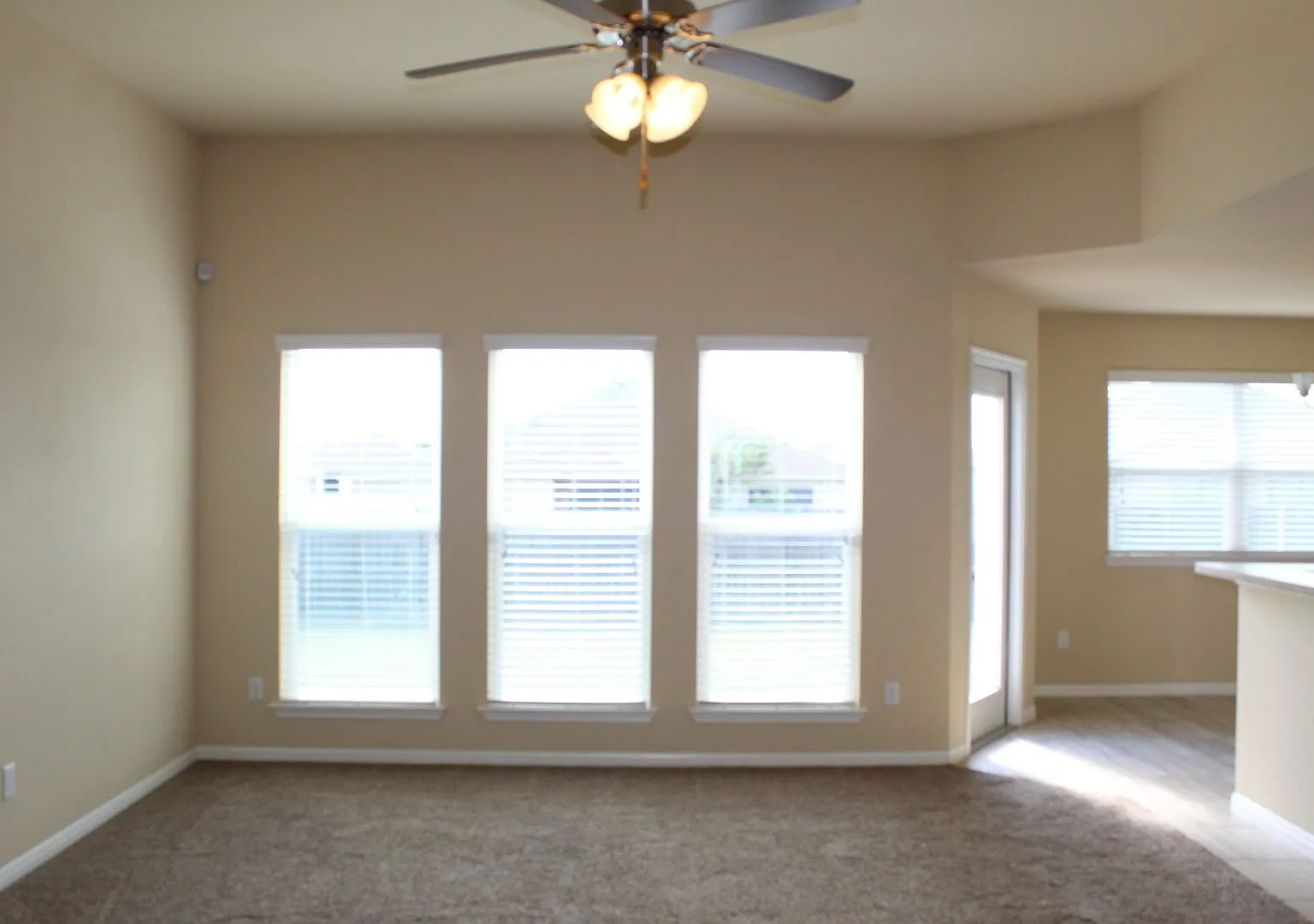 Cute 3 Bedroom, 2 Bathroom — Photo 3