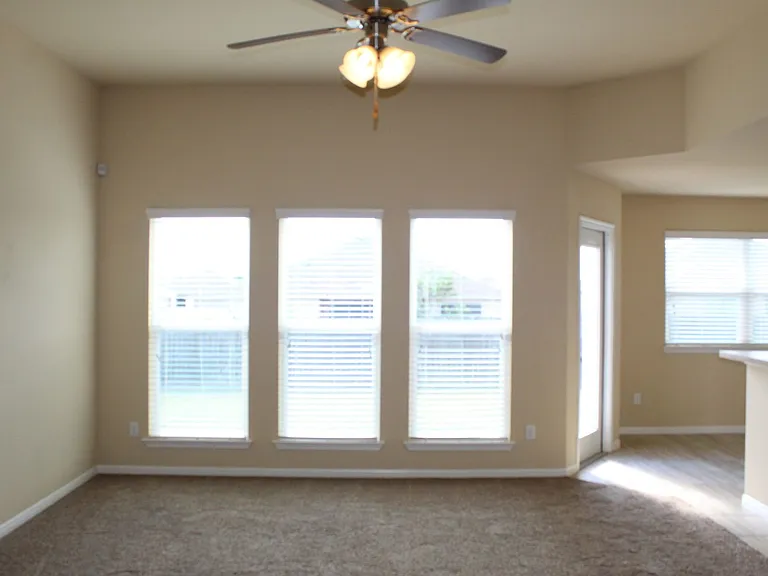 1104 Jamestown Dr — Photo 3